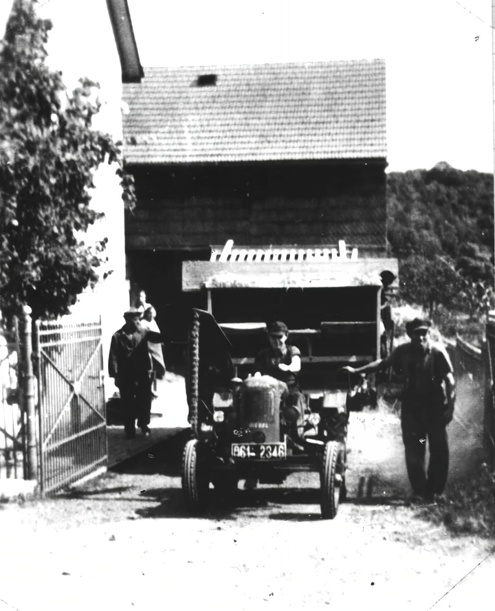 Die Dreschmaschine auf dem Hof der Balzers